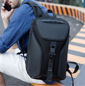 Деловой рюкзак для ноутбука 15.6 дюймов Mark Ryden MR9369 черный накинут на плечи мужчине