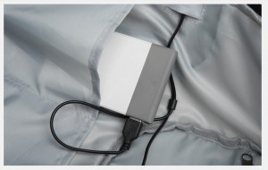 Акумулятор, подключенной к USB разъему в кармане рюкзака ozuko 9225