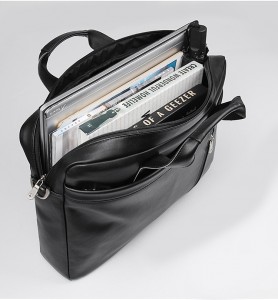 Кожаная сумка для ноутбука 17.3 J.M.D. 7386A черная, заполненное вещами основное отделение