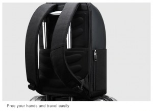 рюкзак BOPAI 61-02111 легко крепится на ручку чемодана