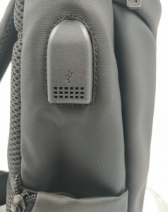 Однолямочный рюкзак А4 Mark Ryden MR7069 фото USB разъема крупным планом