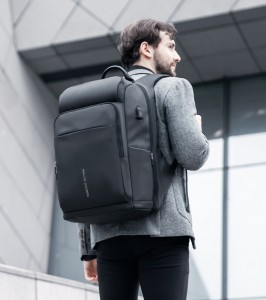 Рюкзак большой для ноутбука 17,3 Mark Ryden MR7080D_00 черный демонстрирует модель