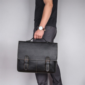 Кожаный мужской портфель J.M.D. 7090A черный в руке мужчины