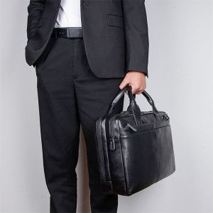 Кожаная сумка для ноутбука 15.6 J.M.D. 7092A черная в руке мужчины