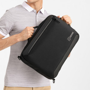 Рюкзак-сумка для ноутбука 15,6 Ozuko 9490 в руках модели