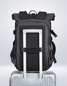 Мужской рюкзак для фотокамеры Mark Ryden MR2913_11 легко крепится на чемодане