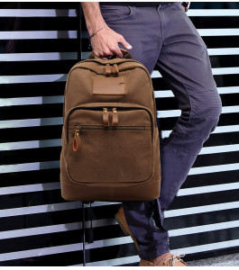 Холщовый рюкзак Augur 8196 коричневый в руке модели