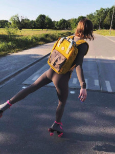 Школьный рюкзак Himawari 200 желтый с бежевым на девушке