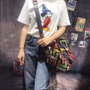 Женская кожаная сумка ручной работы  Yi Tian 805 фото2 на модели