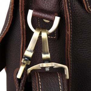 Кожаный мужской портфель J.M.D. 7090LR коричневый латунные карабины фото крупным планом