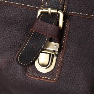 Кожаный мужской портфель J.M.D. 7090LR коричневый латунные замки крупным планом
