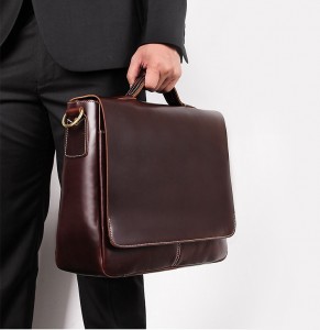 Фото мужчины в деловом костюме с кожаной мужской сумкой GEO 7108R коричневая 