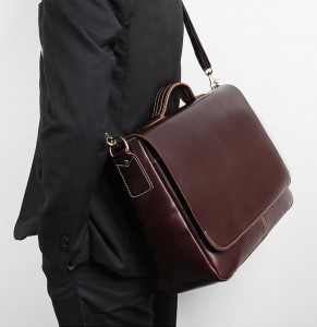 Фото 2 мужчины в деловом костюме с кожаной мужской сумкой J.M.D. 7108R коричневая 