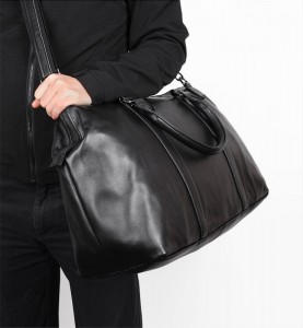 Дорожная кожаная мужская сумка J.M.D. 7322A черная на плече у мужчины