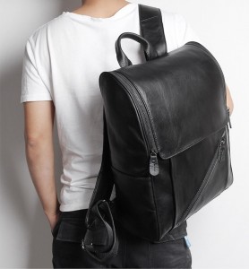 Рюкзак мужской кожаный J.M.D. G-7344А-1 черный накинут на плечо модели