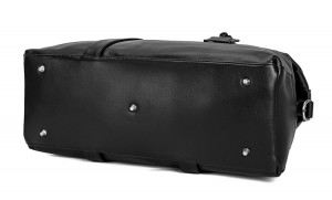 Дорожная кожаная мужская сумка J.M.D. 6007A черная фото дна сумки с металлическими ножками