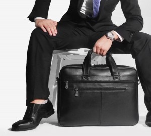 Мужская кожаная сумка-портфель J.M.D. 7319A черная в руке у мужчины в деловом костюме