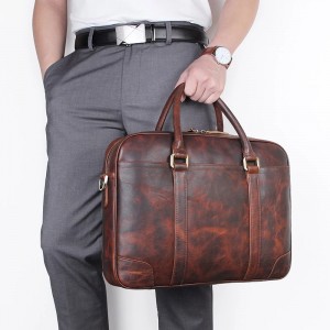 Фотография мужской кожаной сумки для документов J.M.D. 7349Q коричневая в руке у мужчины