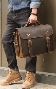 Винтажный мужской портфель J.M.D. 7370R коричневый у мужчины в руке