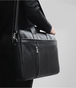 Кожаная сумка для ноутбука 17.3 J.M.D. 7386A черная на плече у мужчины в деловом костюме