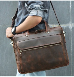Мужская сумка для ноутбука 15.6 J.M.D. 7388R коричневая, фото сумки, одетой на плечо мужчины 