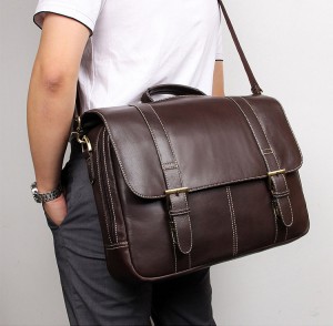 Мужской кожаный портфель J.M.D. 7396Q коричневый, фото на плече у мужчины
