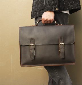 Винтажный мужской портфель J.M.D. 7223 коричневый в ручке у мужчины