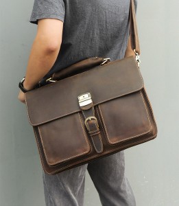 Мужской ретро портфель GEO 7164R коричневый, фото на плече у мужчины
