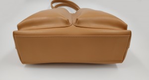 Сумка кожаная женская MUNUO Mu0811 цвет карамель фото дна сумки