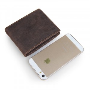 Кожаный бумажник J.M.D. 8108 коричневый по сравнению с телефоном