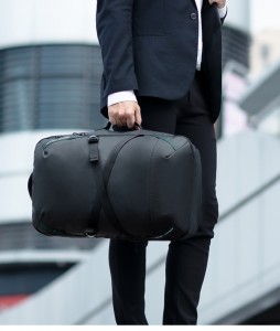Рюкзак Mark Ryden MR9736 вид спереди в руках у мужчины