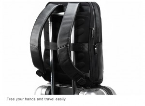 Кожаный деловой рюкзак BOPAI 851-036611 легко помещается на ручке чемодана