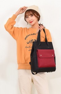 Сумка-рюкзак школьная Fashion 1190 черно-красная в руке девушки