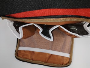 Сумка рюкзак для мамы m257 черно-красная фото кармашков крупным планом