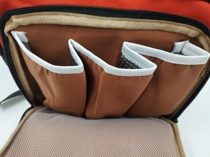 Сумка рюкзак для мамы m259 черно-красная фото кармашков крупным планом