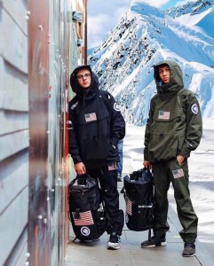 Спортивная мужская сумка The North Pole 618 черная у мужчин в руках